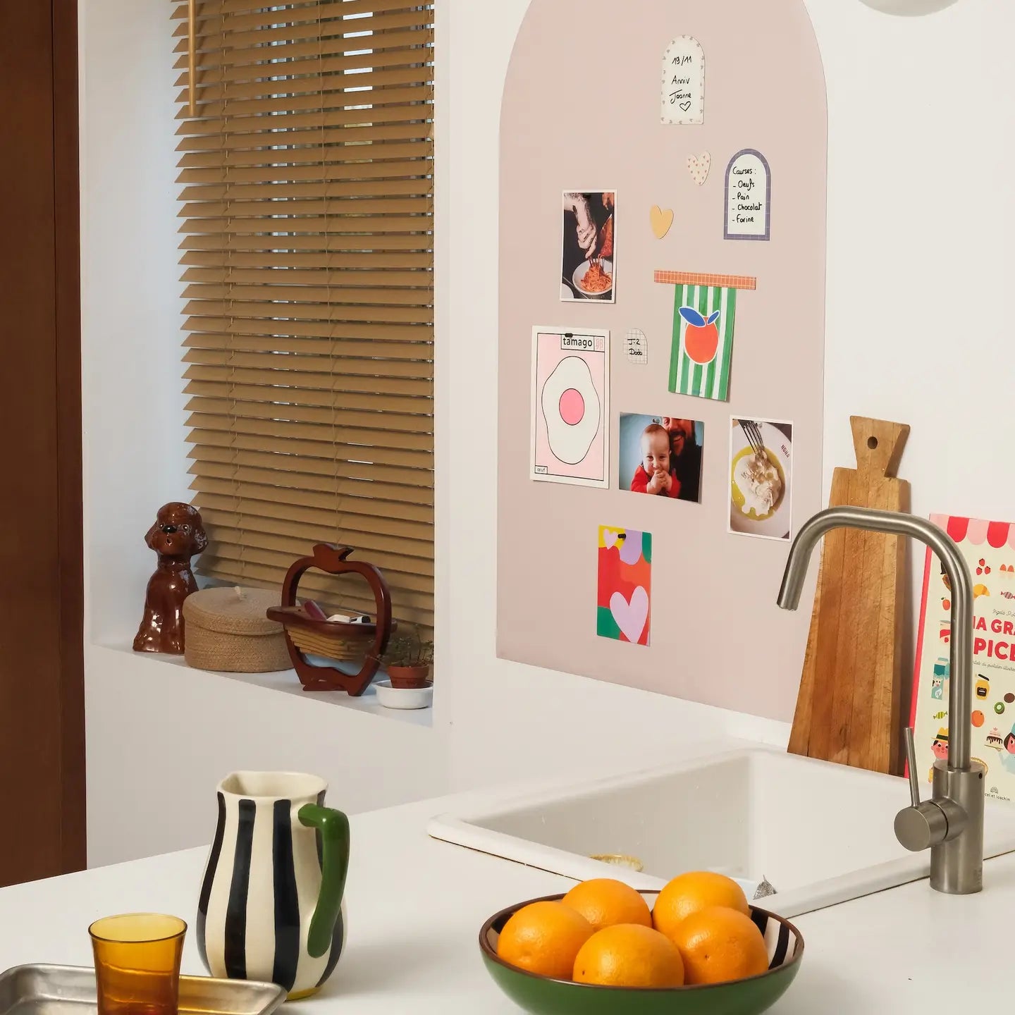 Tableau magnétique arqué beige et rose – 100,5 x 58,5 cm